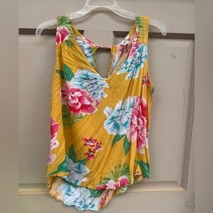 ⭐️floral tank top with keyhole